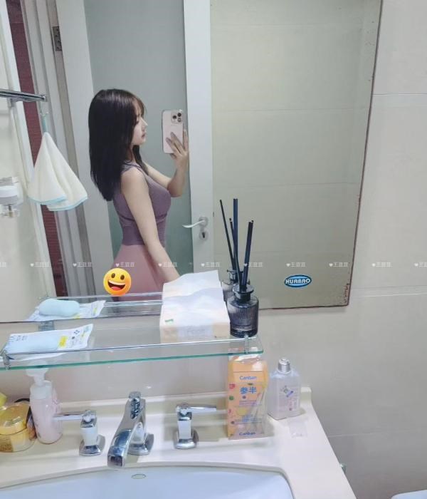 园区王豆豆巨乳萝莉 图片 3