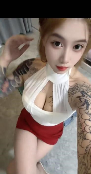 江岸大胸精神小妹 图片 2